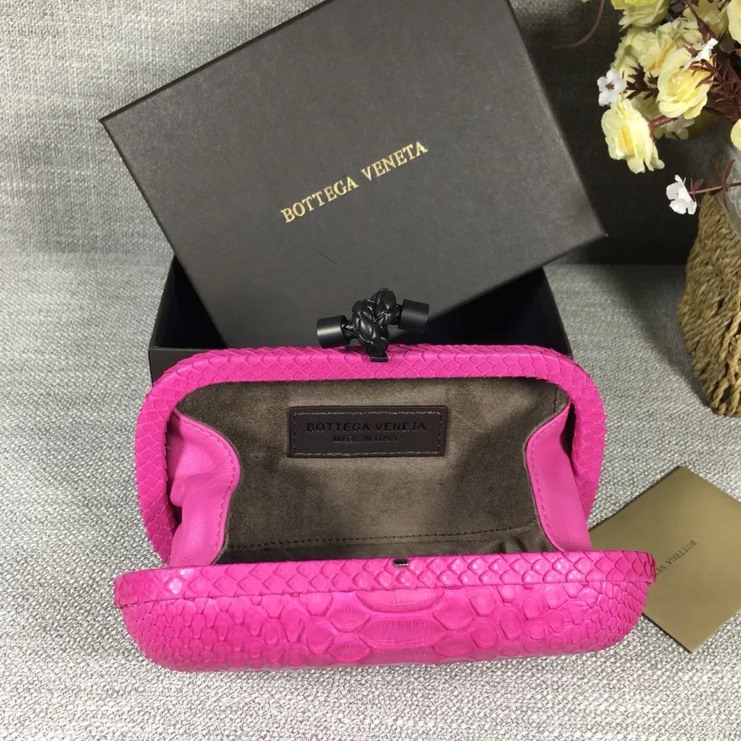 🔥🔥Model No. 8651🔥🔥This elegant clutch bag is one of the most popular handbags in woven bags. It is an interpretation of a classic design that was reintroduced in 2001. Since its launch, the Knot clutch has exhibited exquisite craftsmanship and integrated different styles from low-key to flamboyant. Each new Knot product demonstrates the irresistible and timeless charm of this classic handbag. This luxurious handbag features the signature braided rope buckle and is crafted from rare yellow-ringed forest snake and water snake skins. More charming and luxurious texture. Size: Small 16.5cm